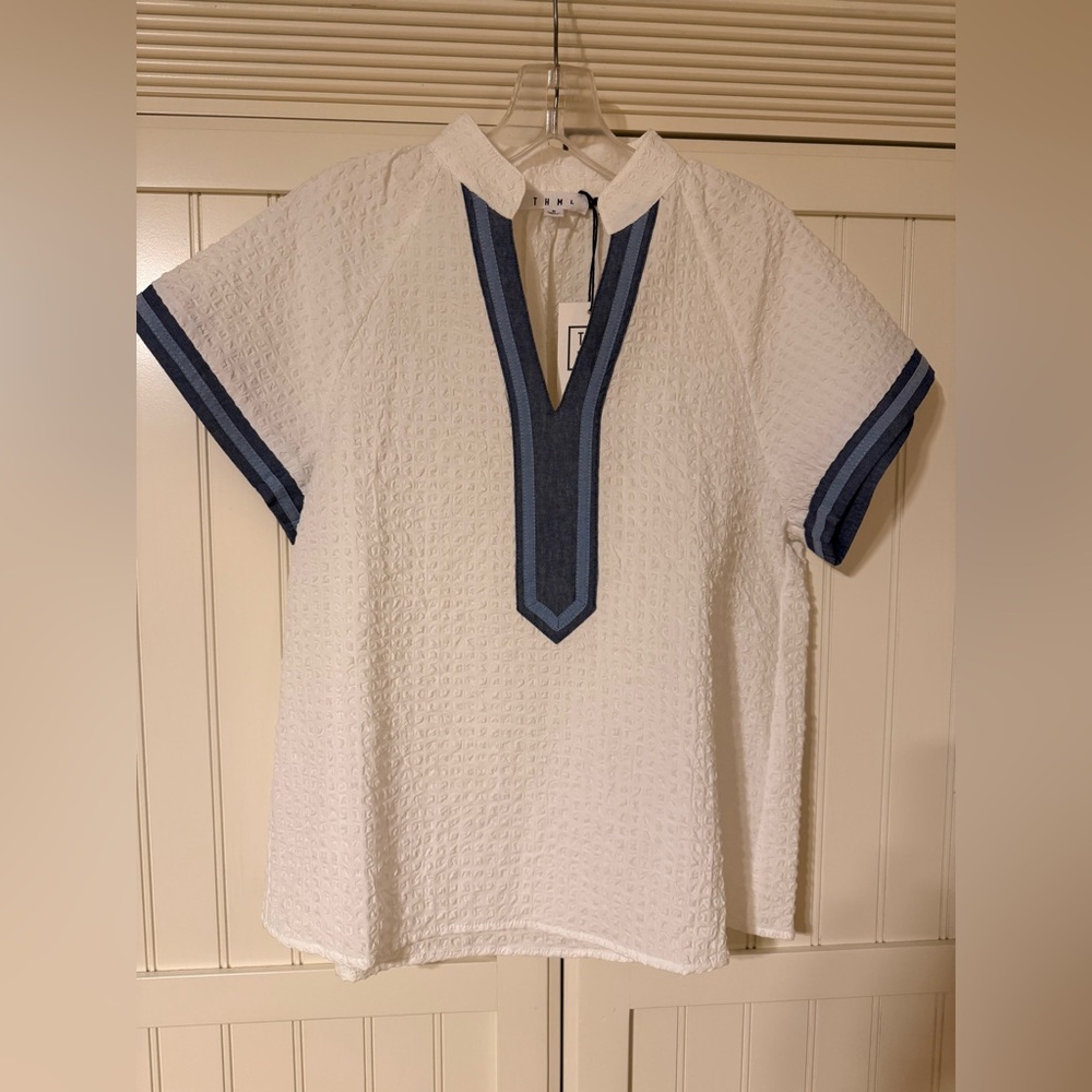 THML White Textured Short Sleeve Top with Blue Trim size Small